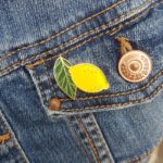 pin's citron - labeltour - l'atelier des belettes